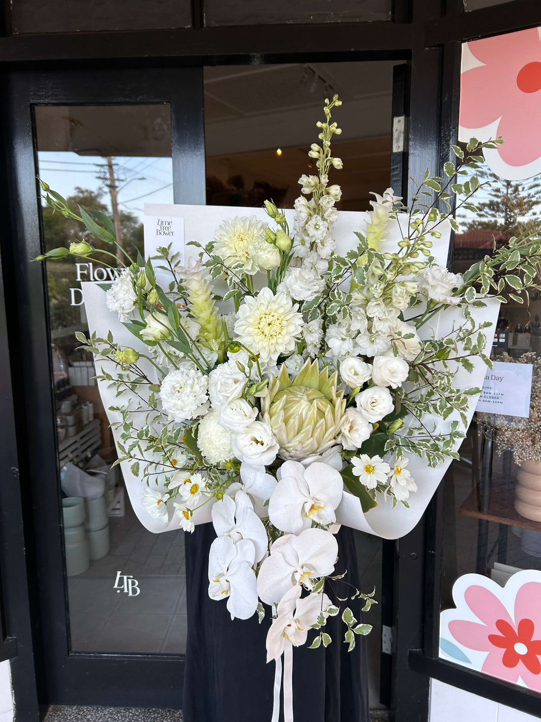 Classic &amp; White Bouquet